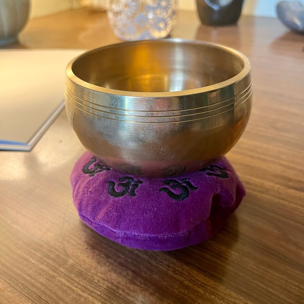 4 inch brass smooth sound bowl with cushion and mallet. Only used a few times